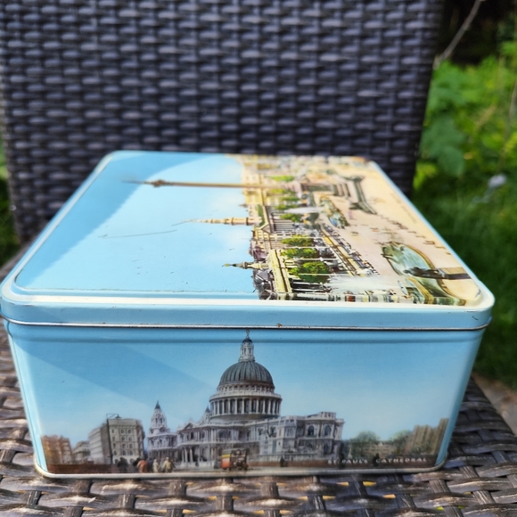 Large Vintage TRAFALGAR SQUARE Tin Container by Elkes Biscuits - Picture 5 of 9